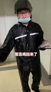 慕了！外卖小哥深夜回家被雨淋透 妻子准备热乎饭菜给丈夫