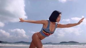 甜美性感！女神赵奕欢带你一起去冲浪