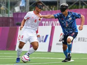 残奥会-中国男子盲人足球队2-0战胜日本，小组赛2胜1负晋级半决赛