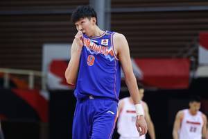 媒体人:周琦与新疆合同到期 如想去海外按规定篮协必须开澄清信