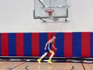 大伙儿说模仿的像不？白模仿帝模仿库里球场奔跑