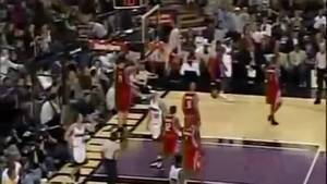 姚明NBA生涯罕见暴怒时刻 不满裁判吹罚怒摔毛巾遭驱逐