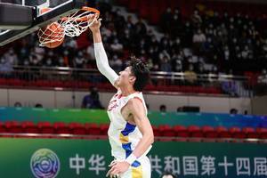 沈阳日报:辽篮小将俞泽辰决赛扮演奇兵 杨鸣夺冠后如释重负
