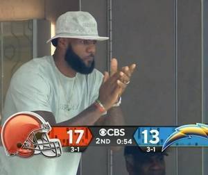 大牌观众！詹姆斯现场观战NFL  支持家乡球队克利夫兰布朗队