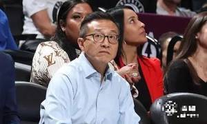 名记:篮球业主蔡崇信向全队传达了支持疫苗的信息，当时欧文在现场