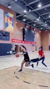 不懂就问，这球犯规了吗？🤣怎么还把小姐姐裤子脱了！