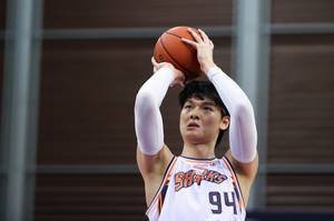 上海男篮首节后段轰16-0反超11分 王哲林单节5分 6个前场板