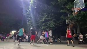 不冷静呀！这球是防守方有问题 还是黑衣服玩不起？