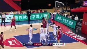 这也太欺负人了！😂余嘉豪利用身高优势内线1抢4连续补篮命中
