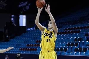 表现全面!赵率舟17投9中得到24分8板2助3断1帽 三分10中5