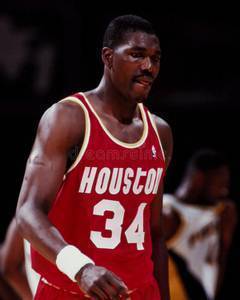 1996年的今天:奥拉朱旺超越贾巴尔成为NBA历史盖帽王