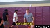 空中飞人！身高1米93的康纳-巴斯 平时训练扣篮有多离谱？