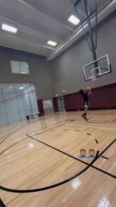 16岁180cm打控卫的朱正训练中双手轻松勉扣 随后尝试大风车失败