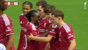 利物浦领先！索博斯洛伊角球开出，凯尔凯兹助攻钱伯斯破门