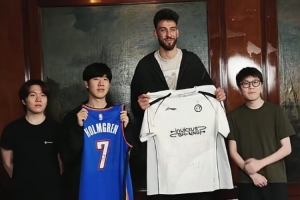 跨界联动！切特&middot;霍姆格伦与IG、TES现场互动并交换球衣